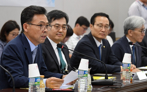 6일 서울 종로구 이마빌딩에서 열린 대통령 직속 정책기획위원회 산하 소득주도성장특별위원회 출범식 및 전체회의에서 특위 위원장인 홍장표 전 청와대 경제수석이 인사말을 하고 있다. 연합